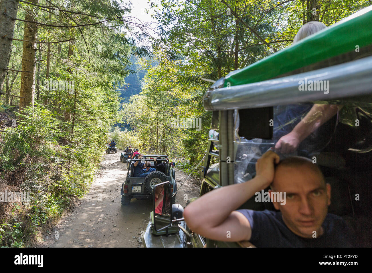 MIKULICZYN, UKRAINE - 14. SEPTEMBER 2018: Touristen nehmen Teil im Adventure extreme Tour auf Quads, Geländewagen und Lkw zu Karpaten. Es ist der Sek Stockfoto