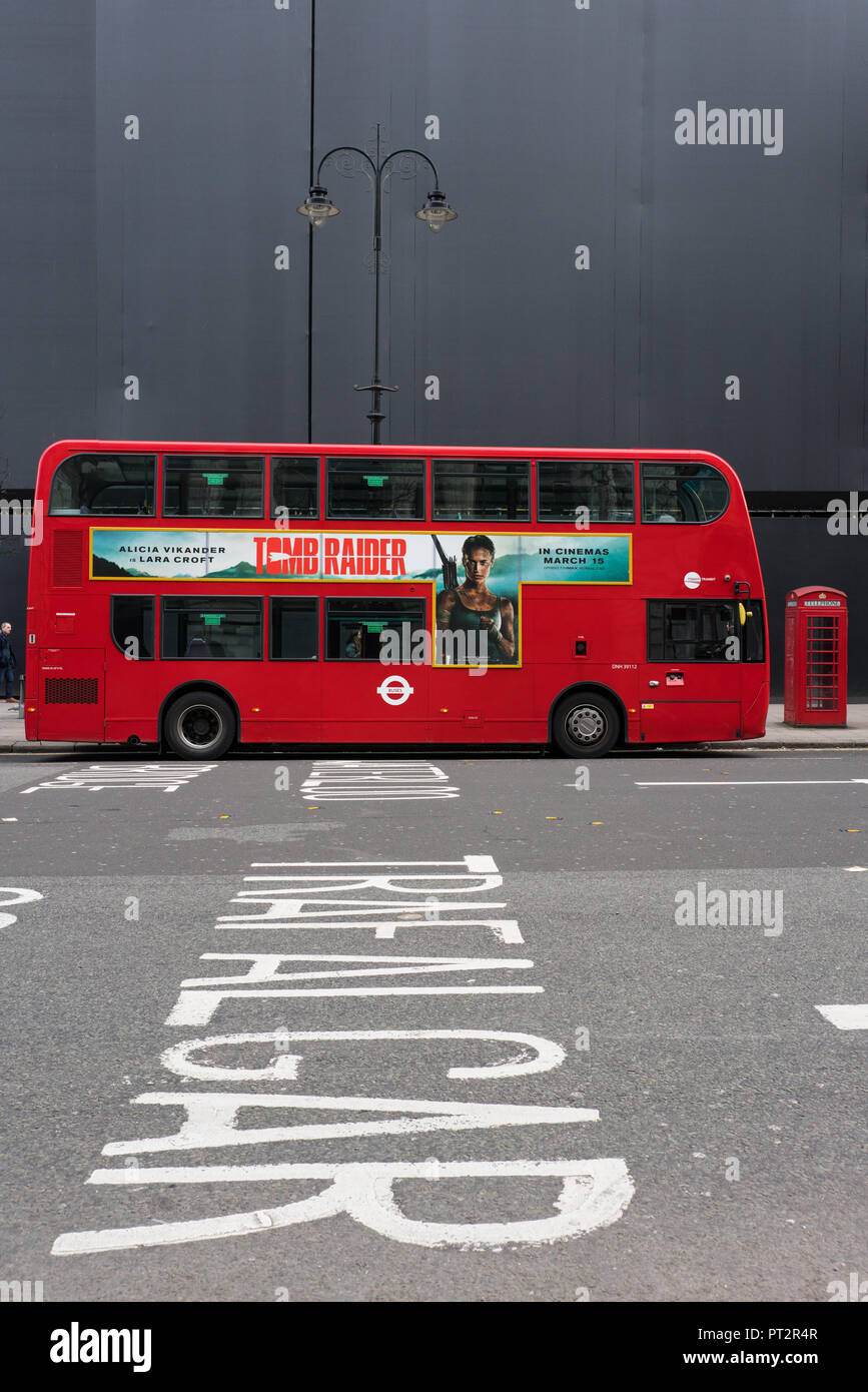Ungewöhnliche Ansicht einer London Bus Werbung Tomb Raider Der Film in London, Großbritannien Stockfoto