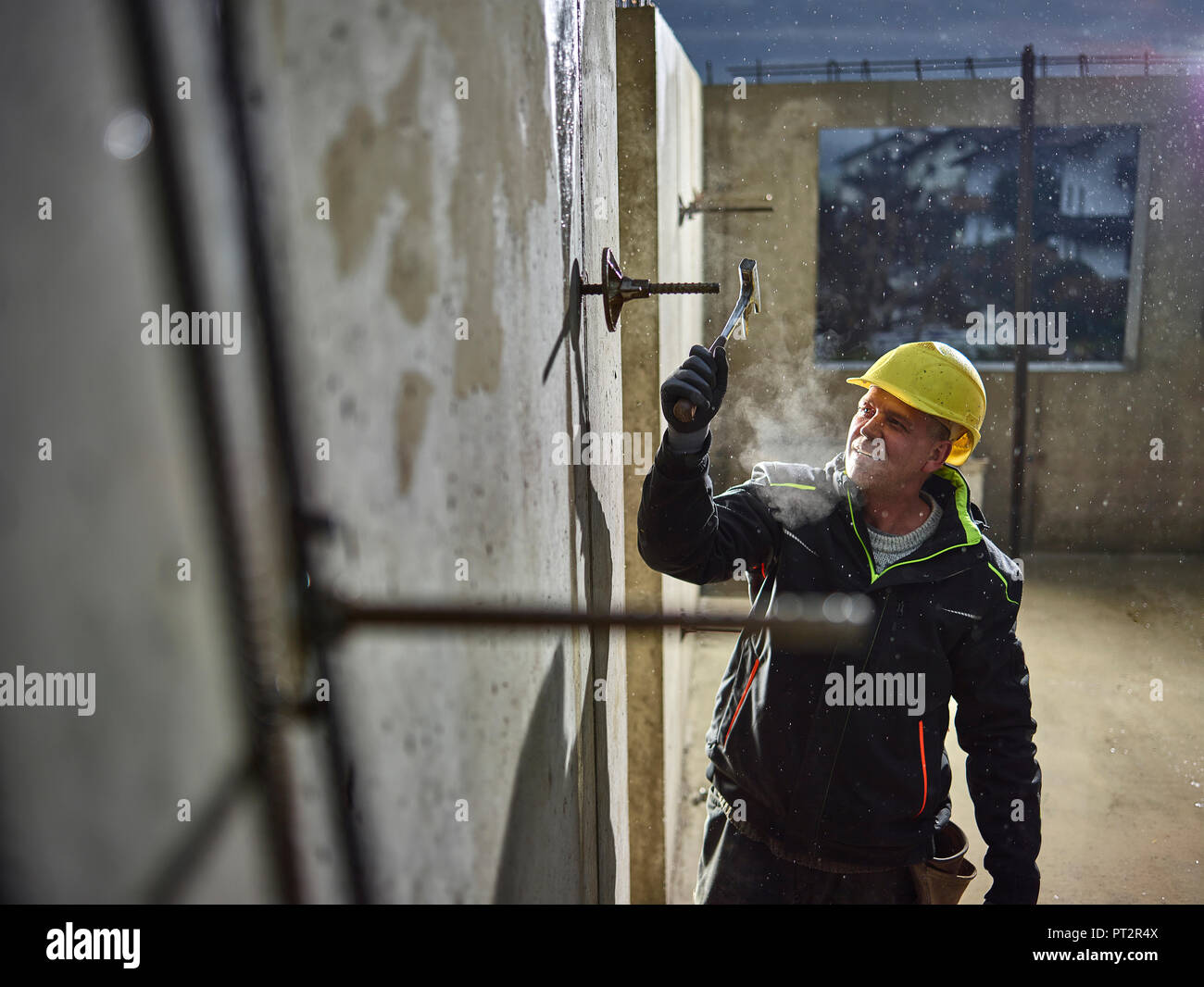 Bauarbeiter Verschraubung mit Hammer die eiserne Stange Stockfoto
