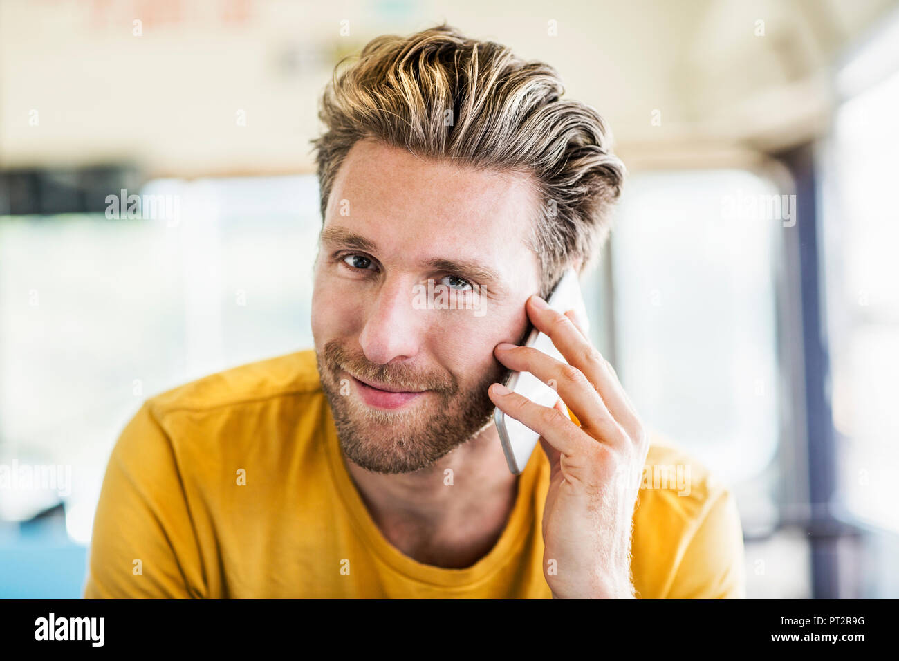 Porträt von lächelnden Mann auf Handy Stockfoto