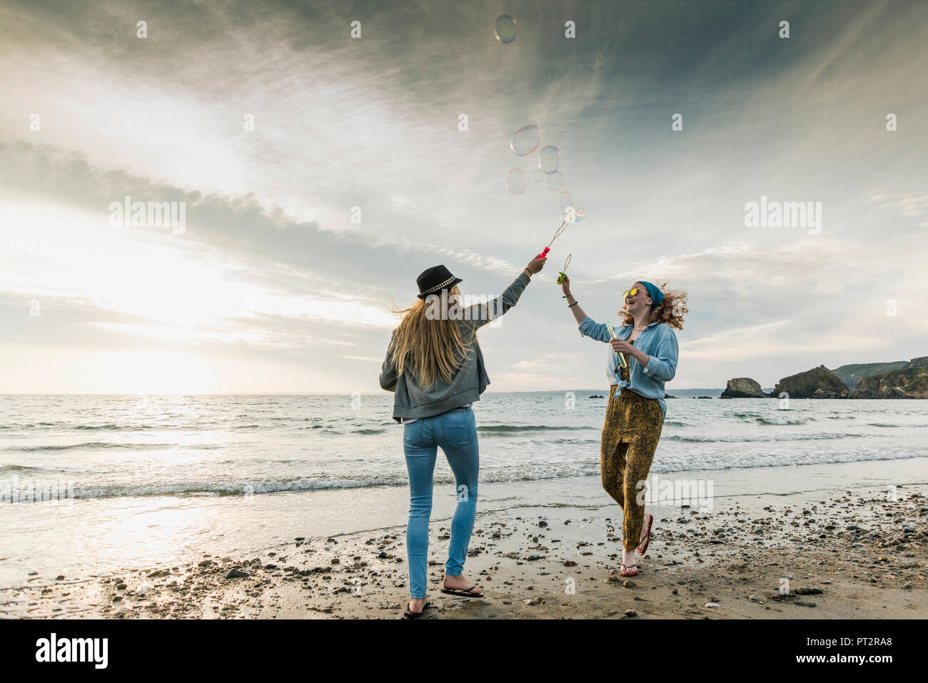 Gerne Freunde Seifenblasen am Strand Stockfoto