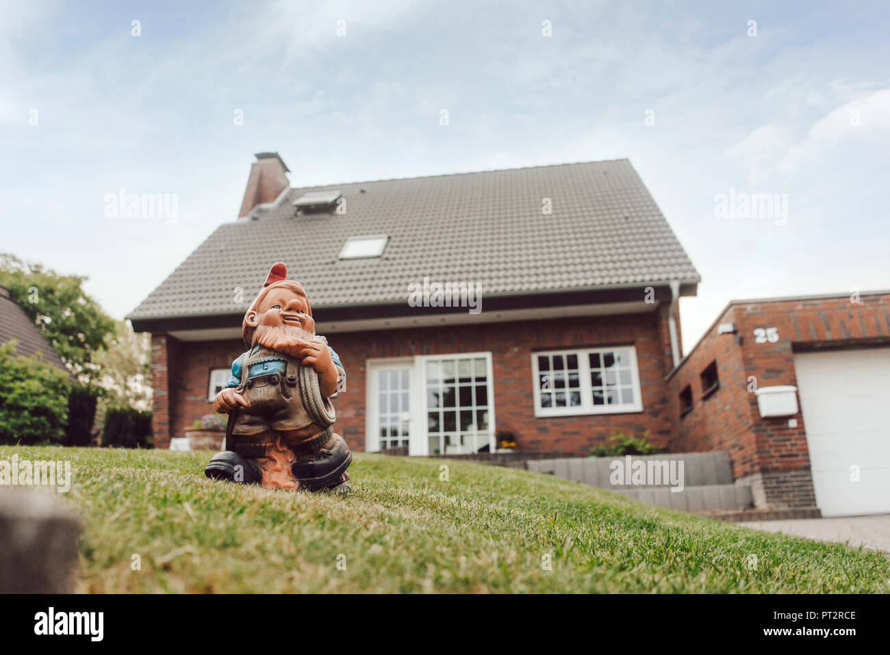 Gartenzwerg im Garten von one-family House Stockfoto