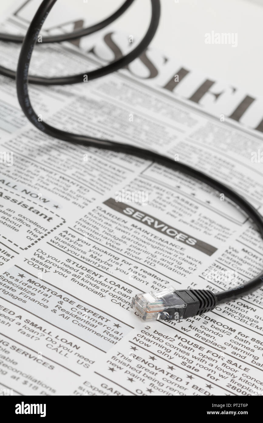 Schwarz Netzwerkkabel Stecker mit gefälschten Zeitung, die Ansicht zu schließen. Stockfoto