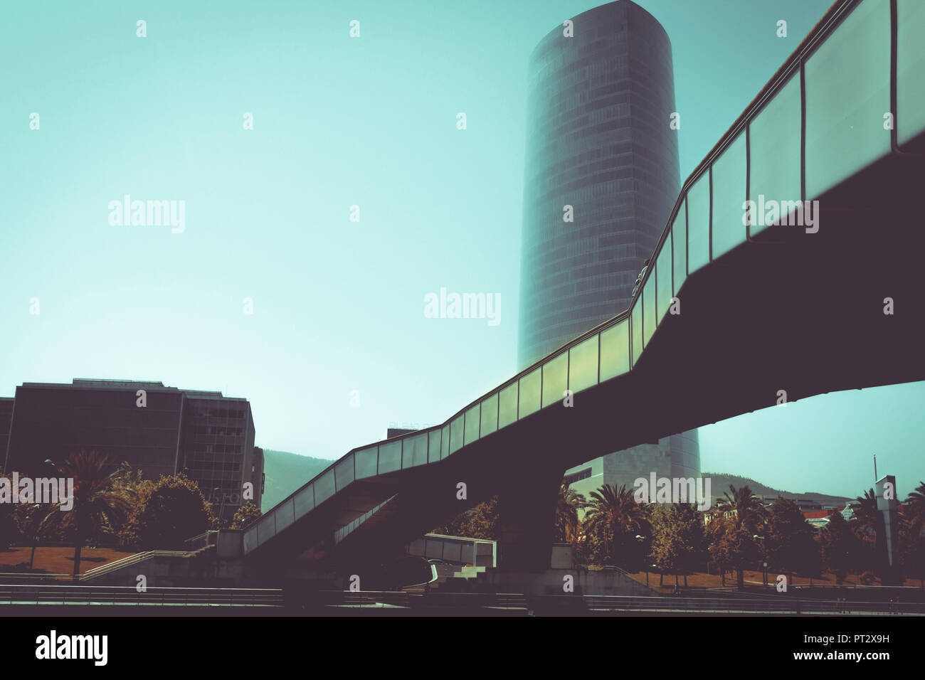 Eine Fußgängerbrücke in Bilbao, Baskenland, Spanien, Europa, von unten. Stockfoto