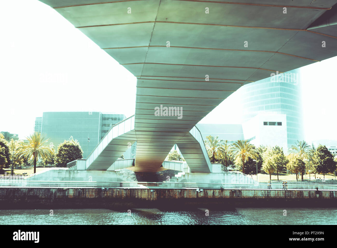 Eine Fußgängerbrücke in Bilbao, Baskenland, Spanien, Europa, von unten. Stockfoto