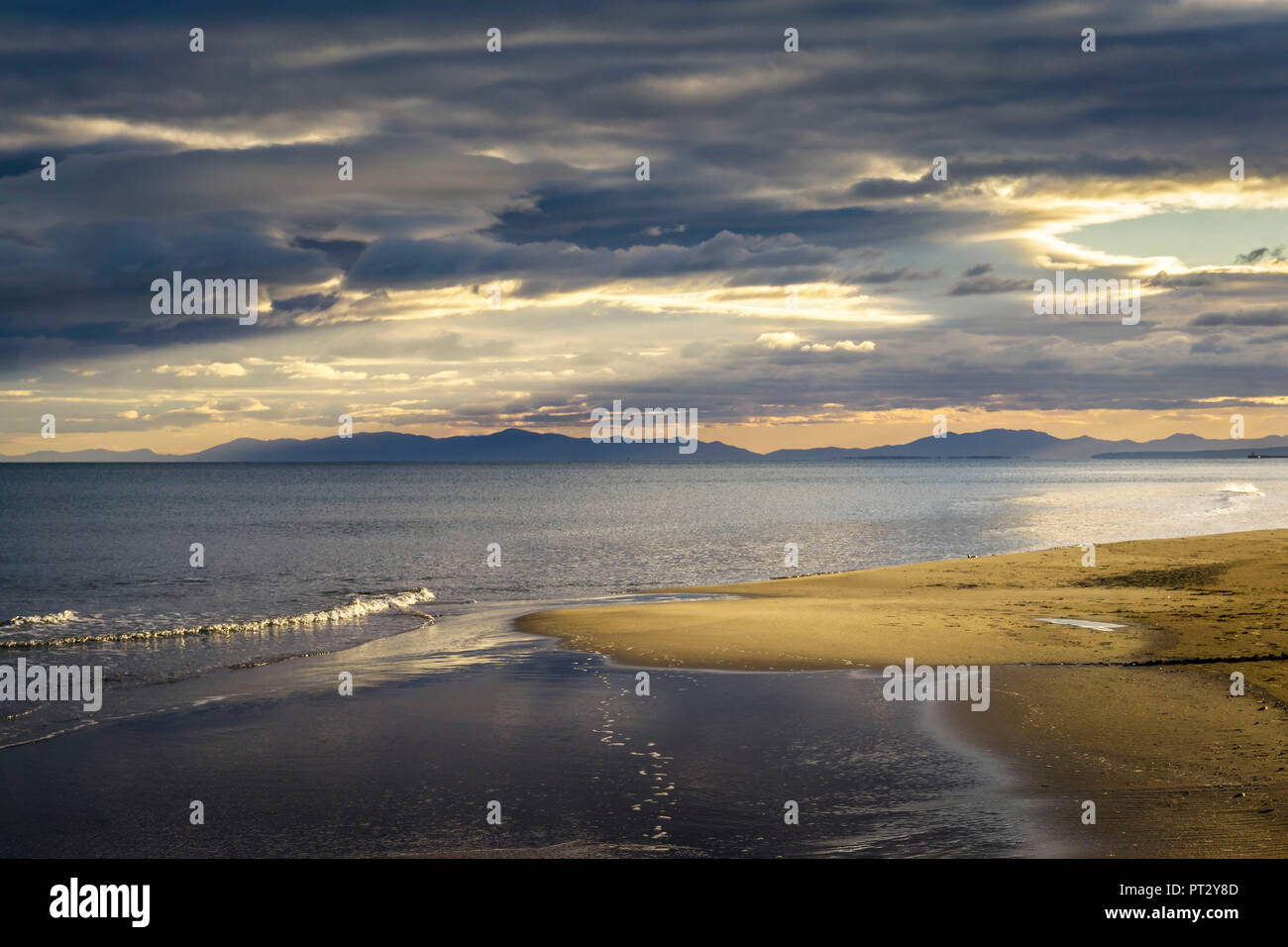 Strand, Mittelmeer, die Berge und die Wolken bei Sonnenuntergang Stockfoto