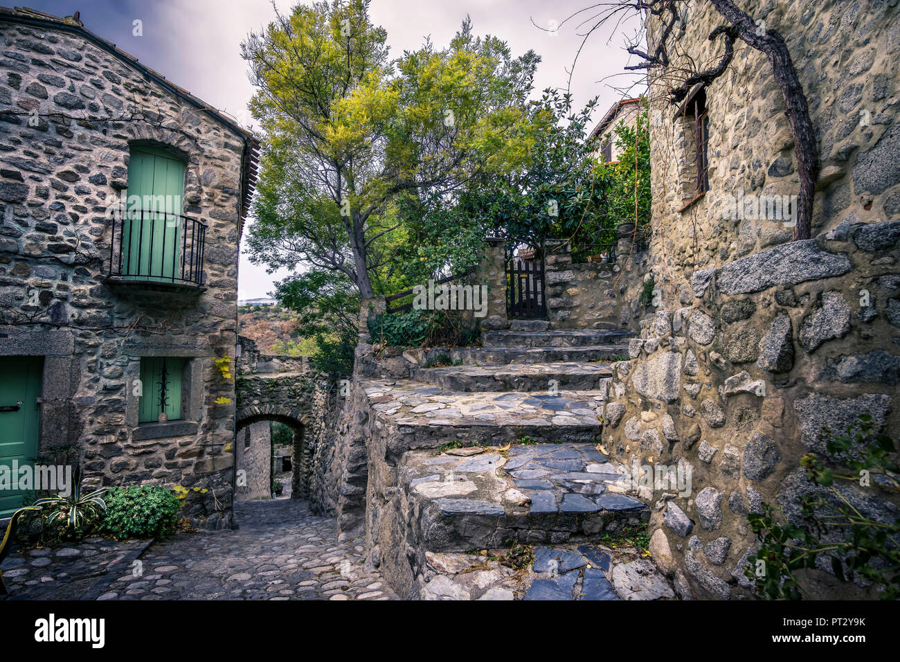 Gasse, Häuser und Treppen aus Stein im Zentrum des Dorfes, Stockfoto