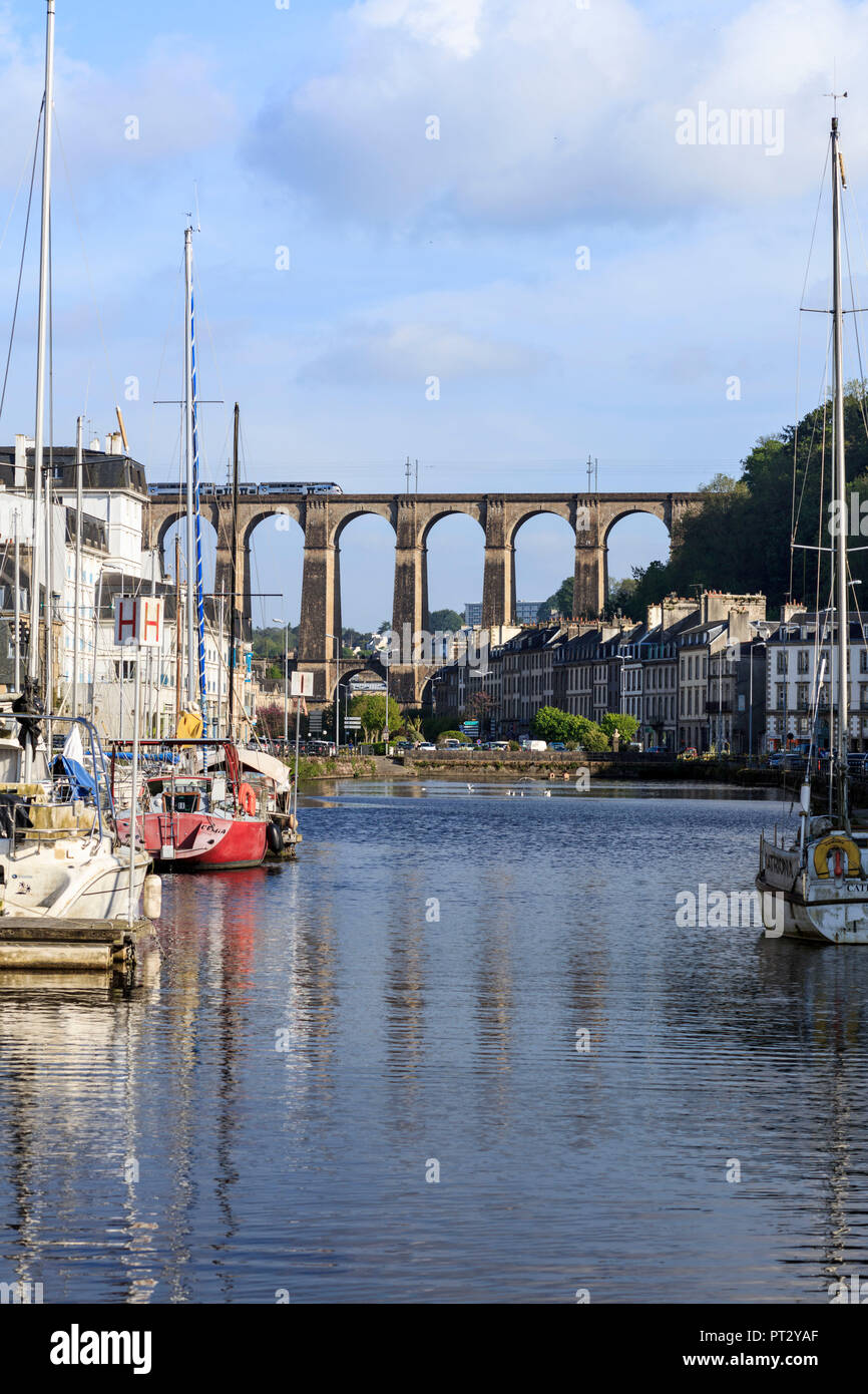 Europa, Frankreich, Bretagne, Morlaix, Ansicht der Eisenbahnviadukt vom Hafen Stockfoto