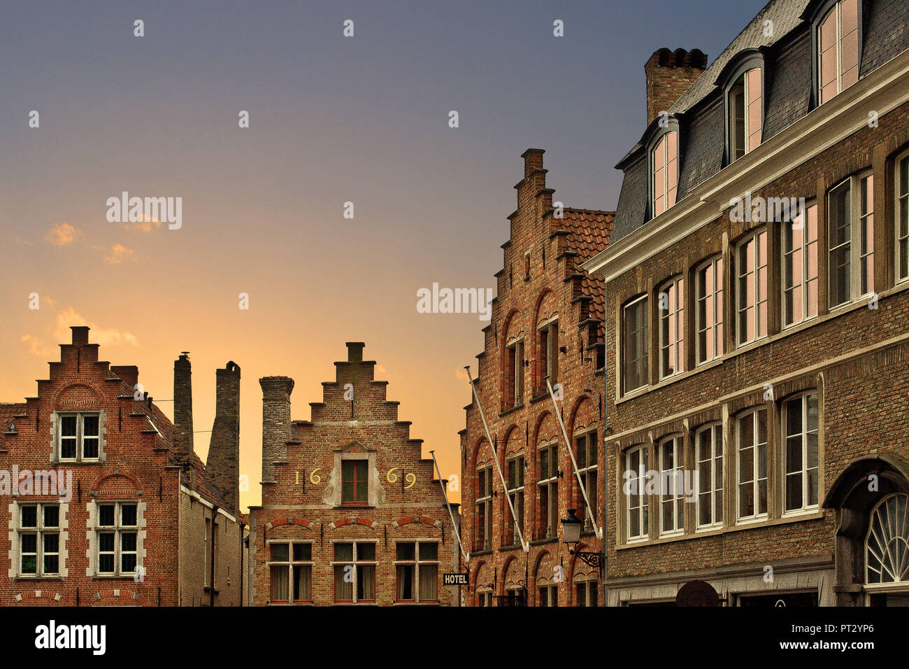 Klassische Fassaden in der belgischen Stadt Brügge. Stockfoto