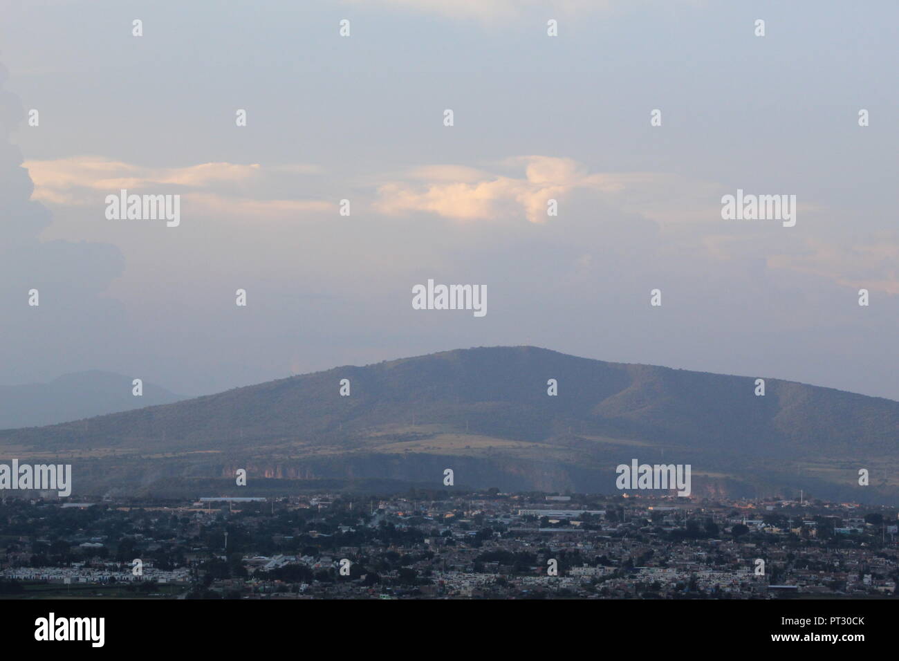 Foto tomada en El Cerro de la Reina en el Municipio de Tonala Jalisco Mexico en Donde se aprecia una vista Panoramica de la Ciudad de Guadalajara Jal Stockfoto