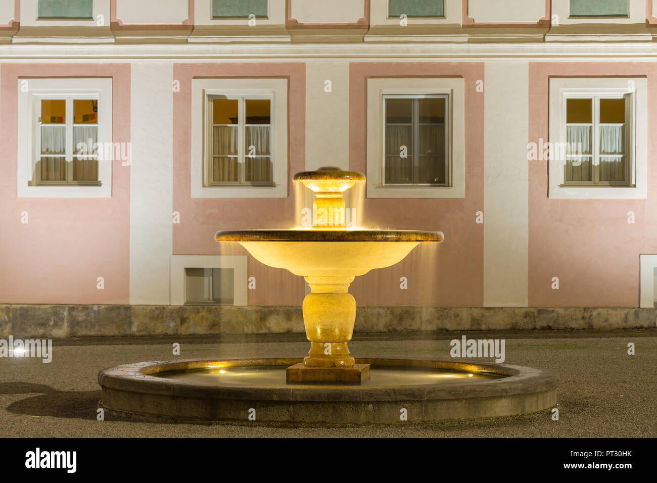 Beleuchtete Brunnen vor Schloss Berchtesgaden, Berchtesgadener Land, Bayern, Deutschland Stockfoto