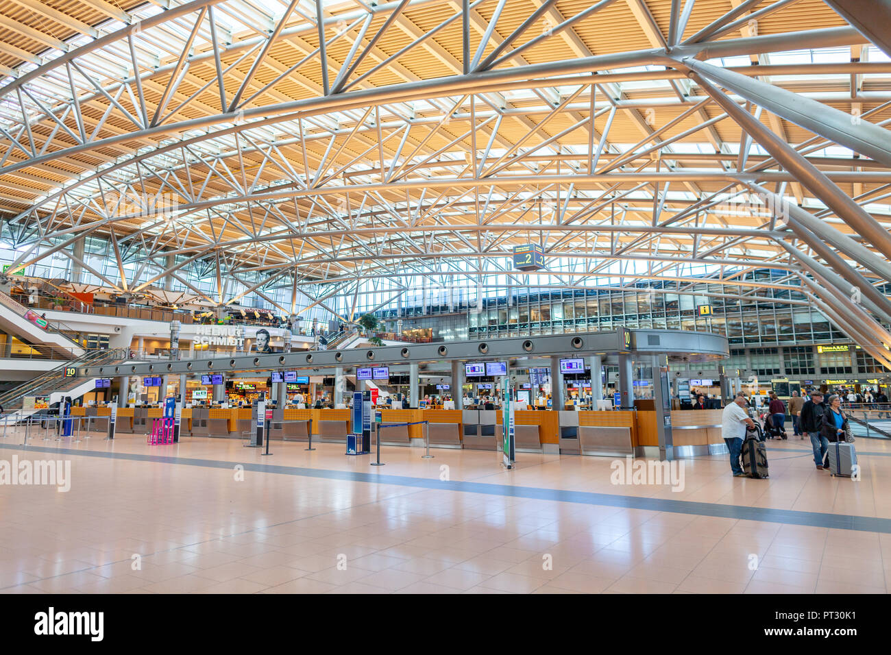 HAMBURG/Deutschland - 28. September 2018: In der Schalter am Flughafen Hamburg Stockfoto