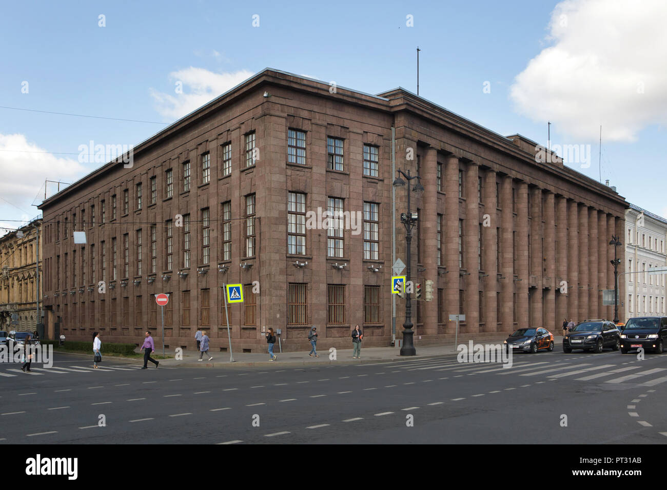 Roter Granit Gebäude der ehemaligen Kaiserlichen Botschaft entworfen von Deutschen modernistischen Architekten Peter Behrens und in 1912-1913 in Saint Isaac's Square in St. Petersburg, Russland gebaut. Deutsche modernistischen Architekten Ludwig Mies van der Rohe diente als Bauleiter im Projekt. Stockfoto