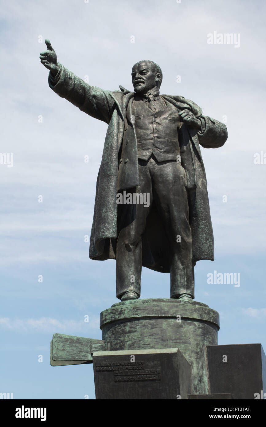 Denkmal der russischen bolschewistischen revolutionären Vladimir Lenin vor der Finlyandsky Bahnhof in Sankt Petersburg, Russland. Das Denkmal wurde von russischen Bildhauers Sergej Yevseyev und Architekten Wladimir Shchuko und Vladimir Gelfreykh wurde im Jahr 1926 enthüllt. Stockfoto