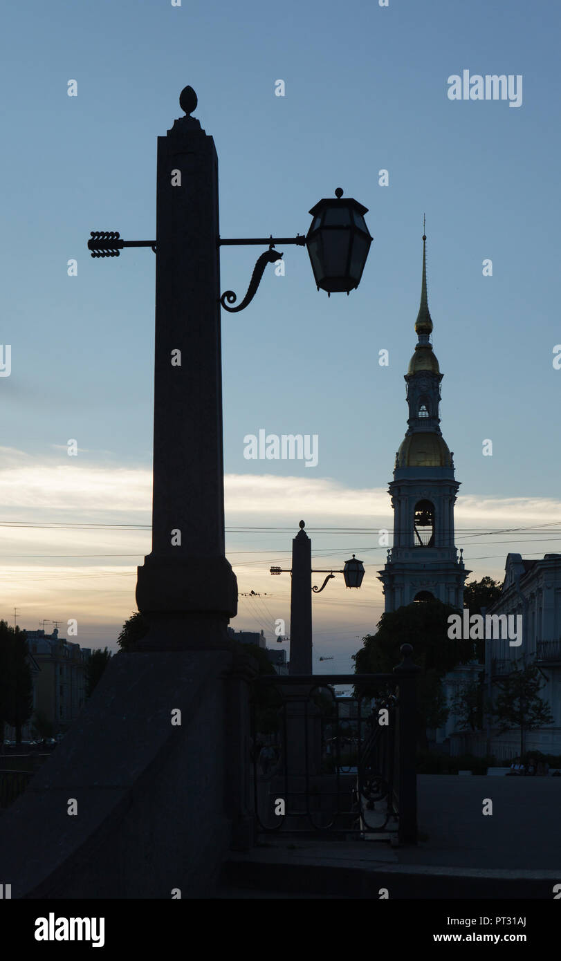 St. Nikolaus Marine Kathedrale, entworfen von Russischen Barock Architekt Savva Chevakinsky (1753-1762) und die Brücke über den Kanal Griboyedov in Sankt Petersburg, Russland, dargestellt bei Sonnenuntergang. Stockfoto