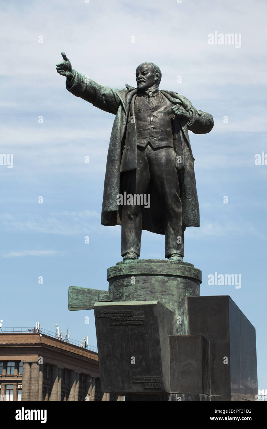 Denkmal der russischen bolschewistischen revolutionären Vladimir Lenin vor der Finlyandsky Bahnhof in Sankt Petersburg, Russland. Das Denkmal wurde von russischen Bildhauers Sergej Yevseyev und Architekten Wladimir Shchuko und Vladimir Gelfreykh wurde im Jahr 1926 enthüllt. Stockfoto