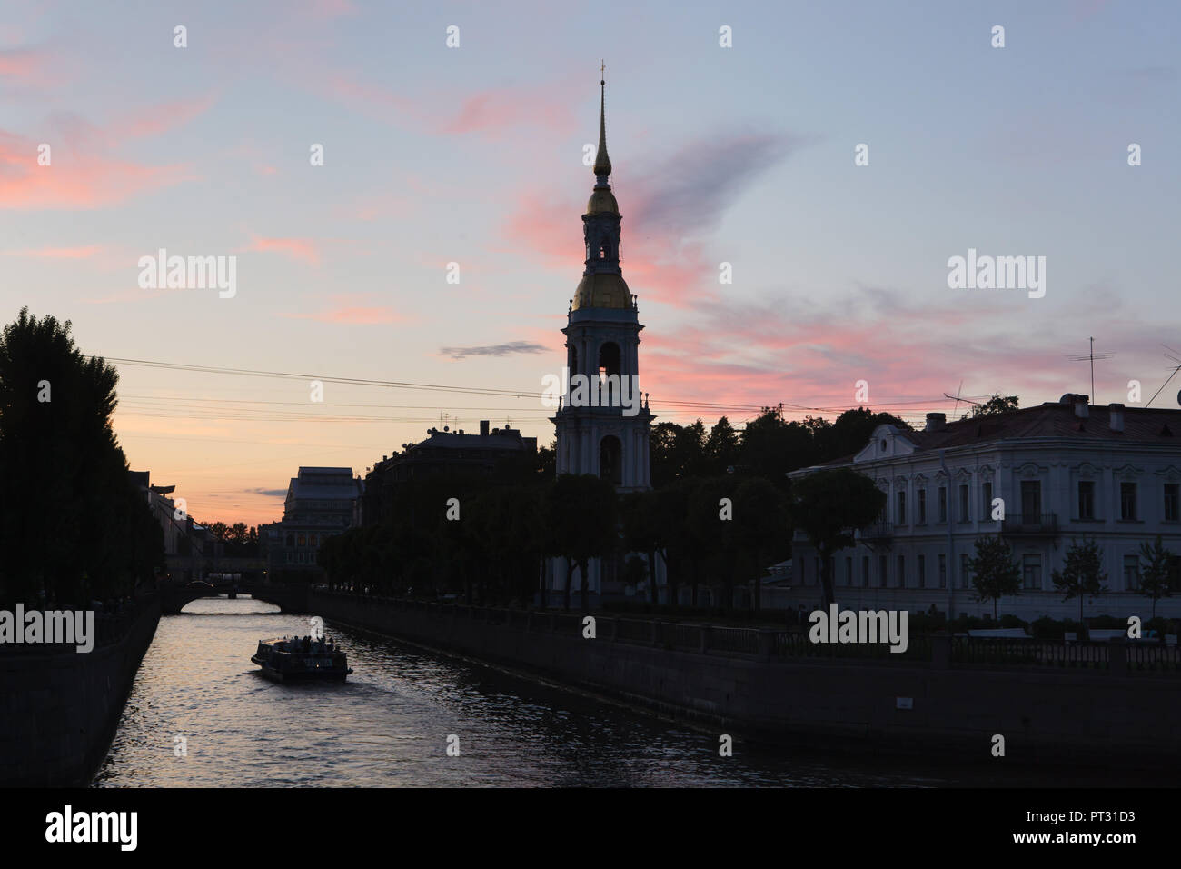 Kryukov Canal und St. Nikolaus Marine Kathedrale von Russischen Barock Architekt Savva Chevakinsky (1753 - 1762) in Sankt Petersburg, Russland vorgesehen, dargestellt bei Sonnenuntergang. Stockfoto