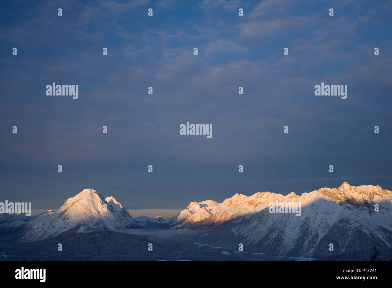 Blick auf den Berg Hohe Munde im Winter, Mieminger Gebirge, Tirol, Österreich Stockfoto
