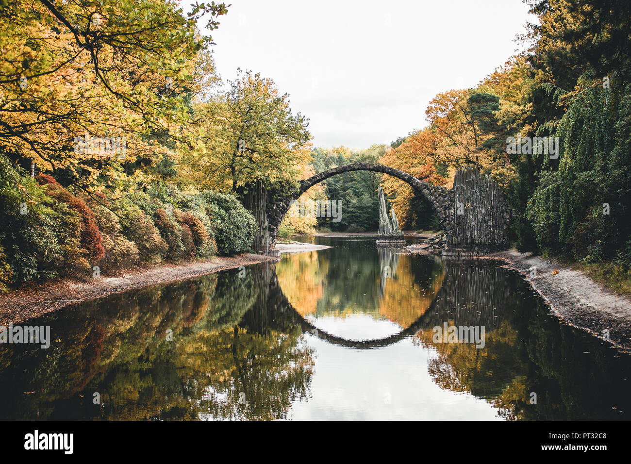 Deutschland, Sachsen, Azaleen- und Rhododendronpark Kromlau, Rakotz Brücke, Reflexion über Wasser Stockfoto