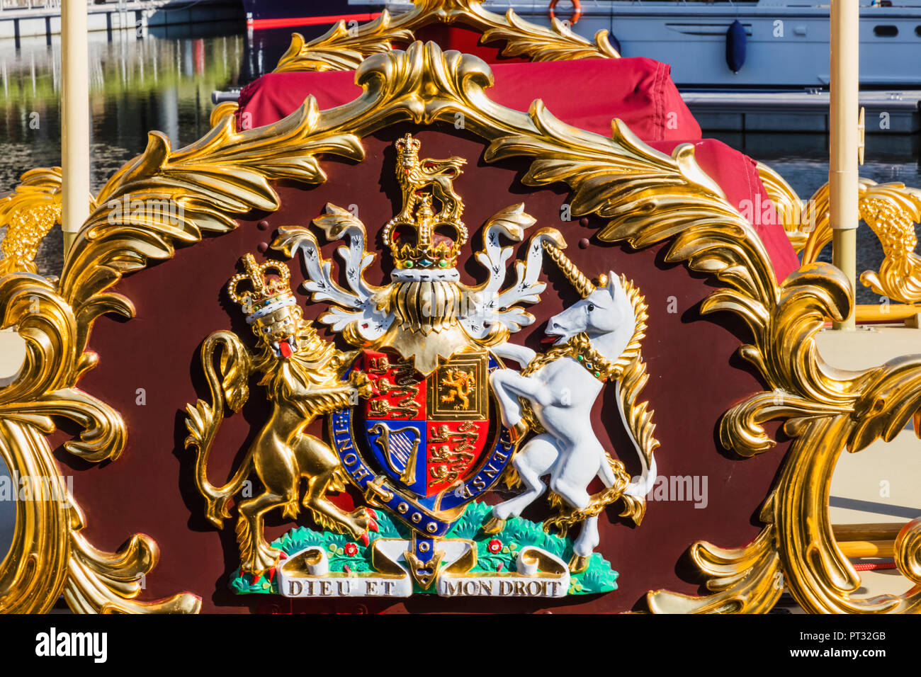 England, London, Wapping, St. Katharine Docks, Royal Barge Gloriana, königlichen Wappen Stockfoto