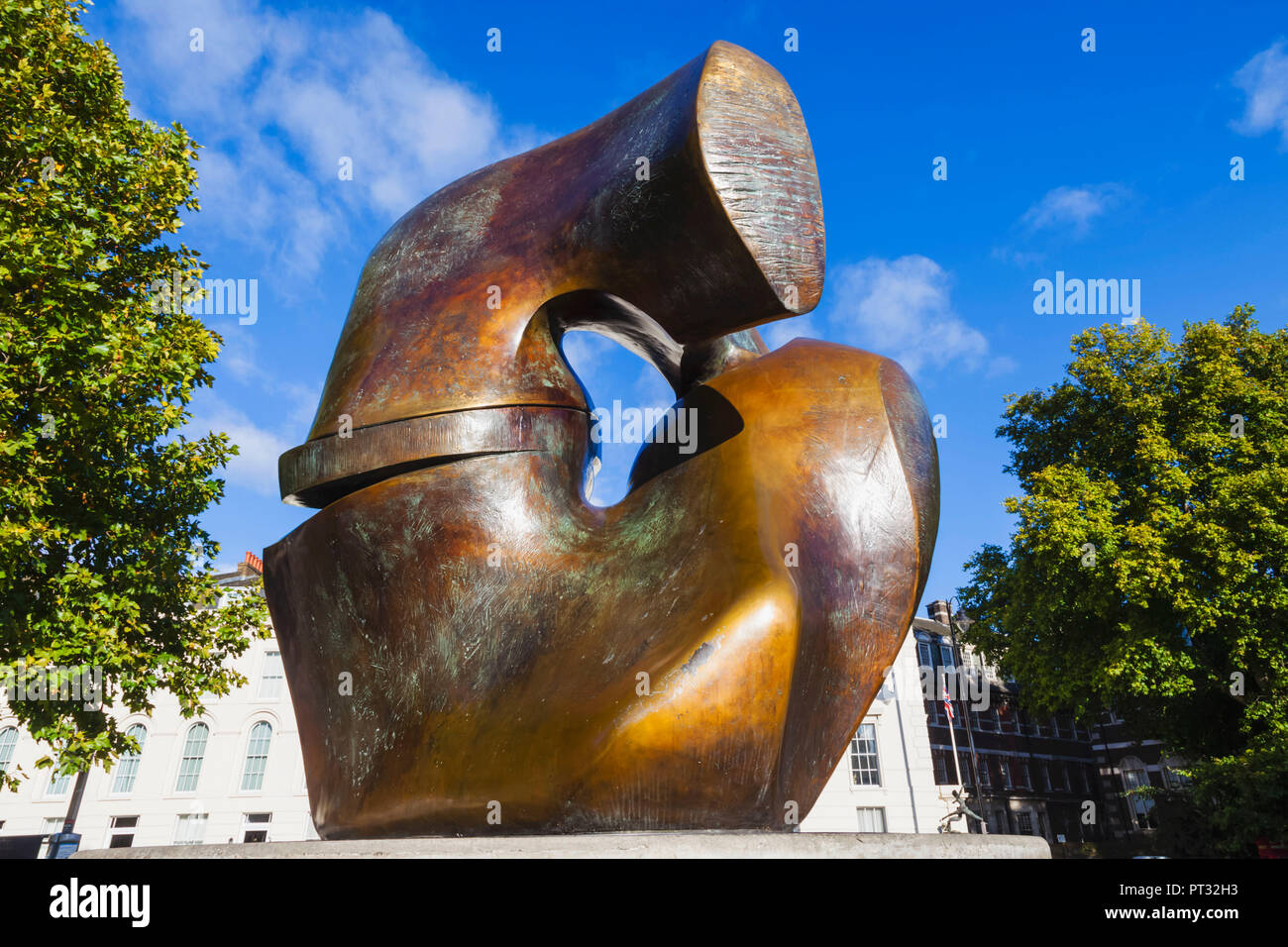 England, London, Westminster, Millbank, Riverside Walk Gärten, Skulptur mit dem Titel "Der Frieden" von Henry Moore vom 1963 Stockfoto