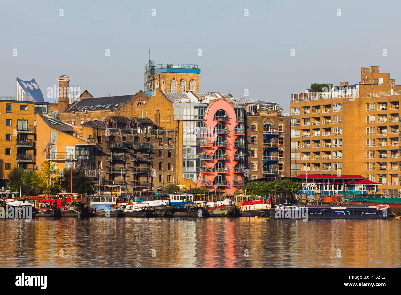England, London, Southwark, Bermondsey, Riverside Apartments Stockfoto