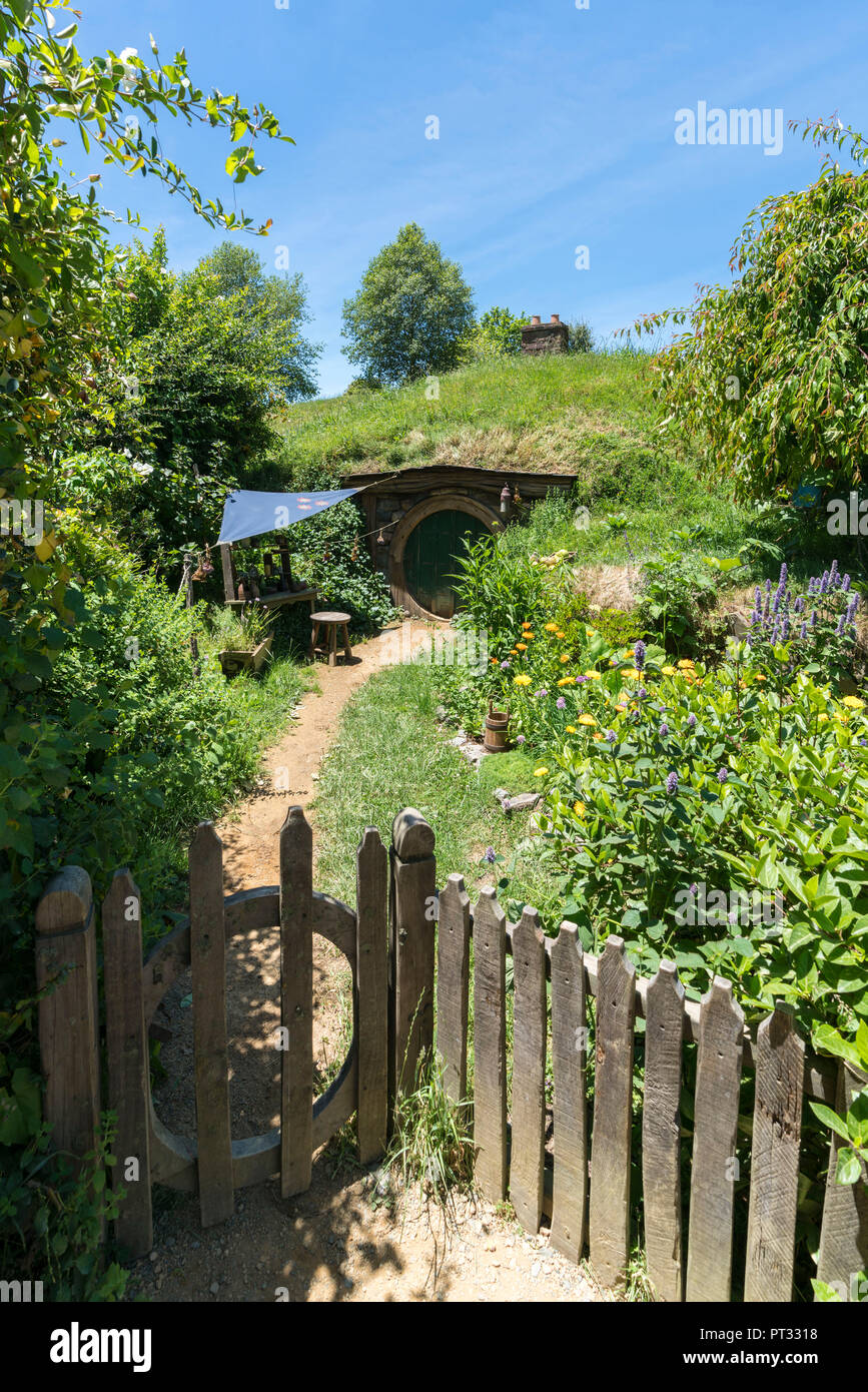 Hobbit Haus mit Holz- tor und Zaun, hobbiton Movie, Matamata, Waikato Region, North Island, Neuseeland, Stockfoto