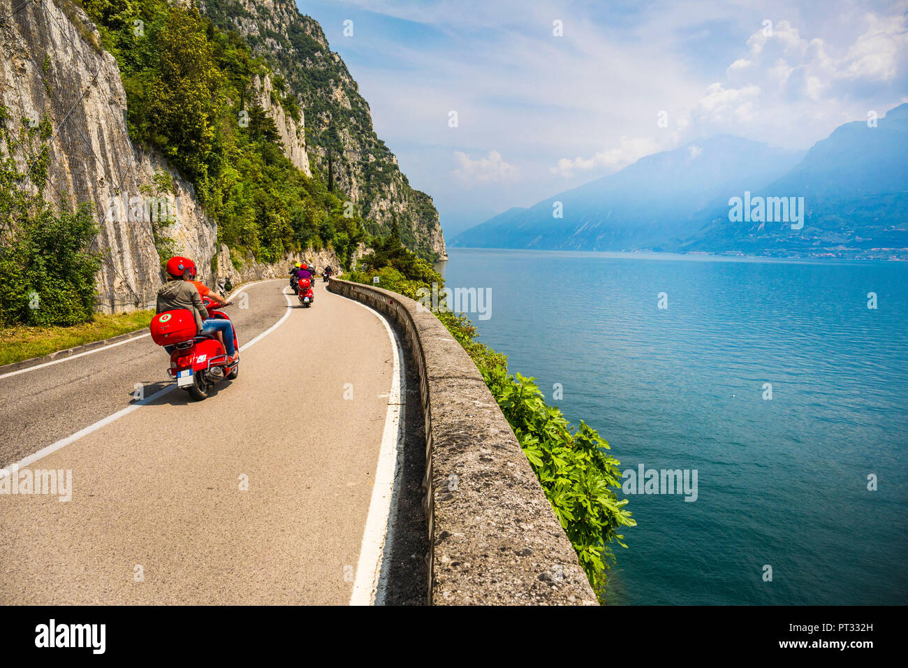 Malerische Straße SS45 an der Westküste des Gardasees in der Nähe von Tremosine, Provinz Brescia, Lombardei, Italien Stockfoto