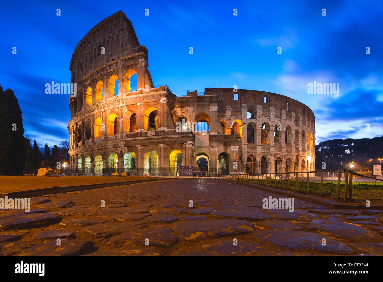 Rom, Latium, Italien Kolosseum im Winter Sonnenaufgang, Stockfoto