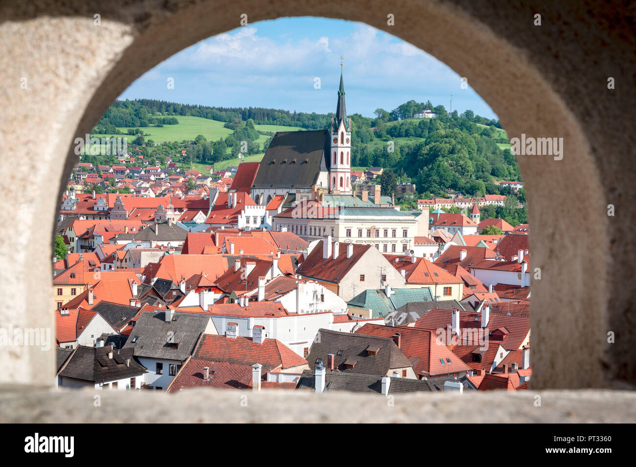 Cesky Krumlov, Südböhmen, Tschechische Republik, Europa, Blick auf die Stadt von einem vindow im Krumauer Schloss Stockfoto