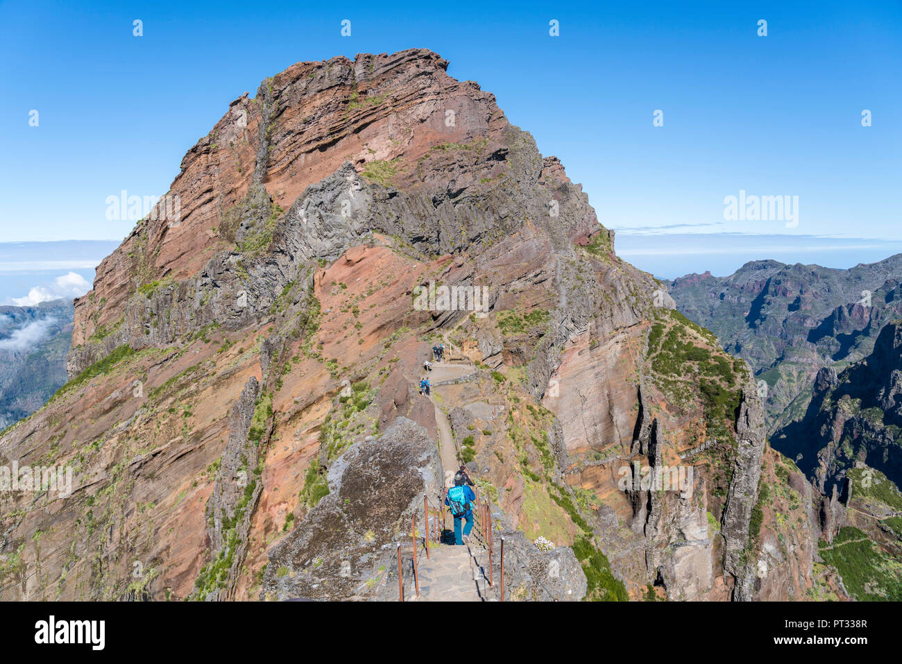 Menschen auf dem Weg vom Pico Ruivo zu Pico do Areeiro, Funchal, Madeira, Portugal, Stockfoto