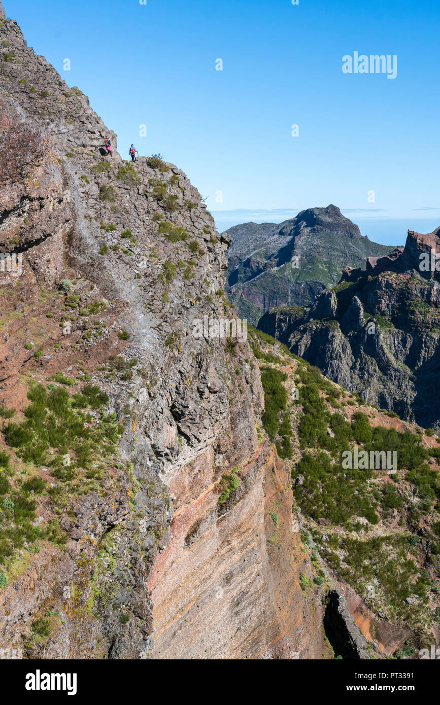 Wanderer Wandern auf den Spuren von Pico Ruivo zu Pico Areeiro, Funchal, Madeira, Portugal, Stockfoto
