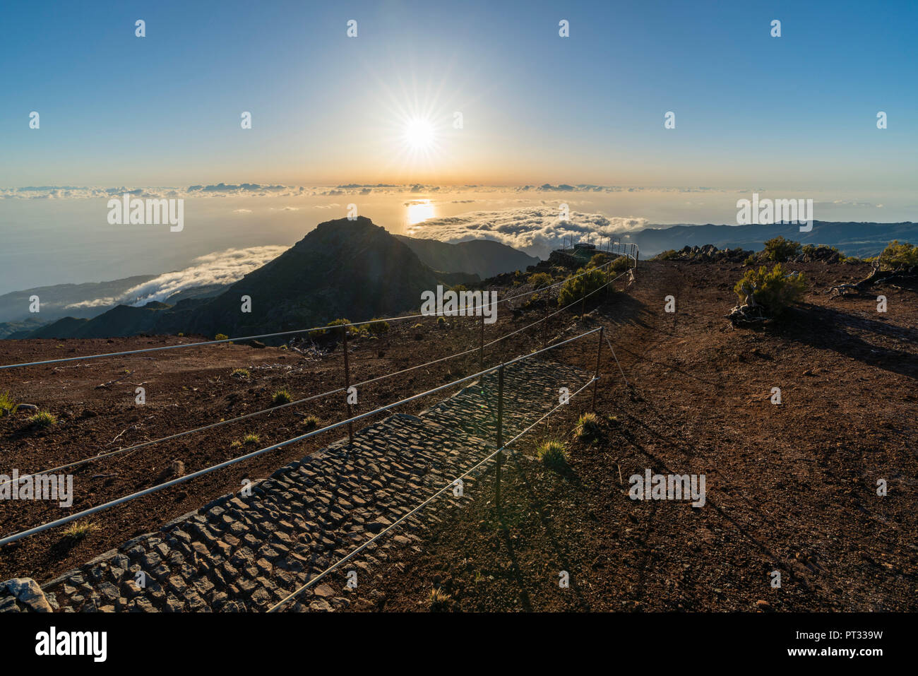 Der Weg auf den Gipfel des Pico Ruivo am Morgen, Achada do Teixeira, Santana Gemeinde, Region Madeira, Portugal, Stockfoto