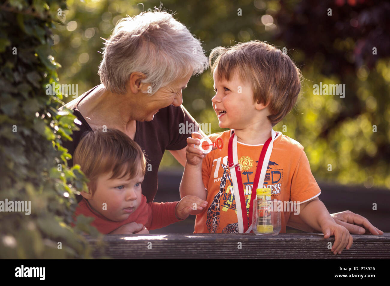 Oma mit Enkel, Deutschland, Stockfoto