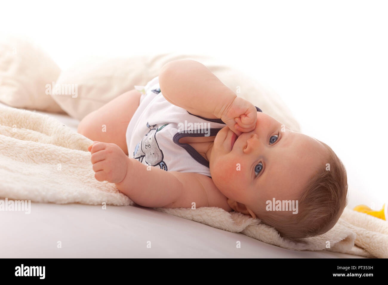 Baby 7 Monate alt, am Boden liegend, Deutschland, Stockfoto