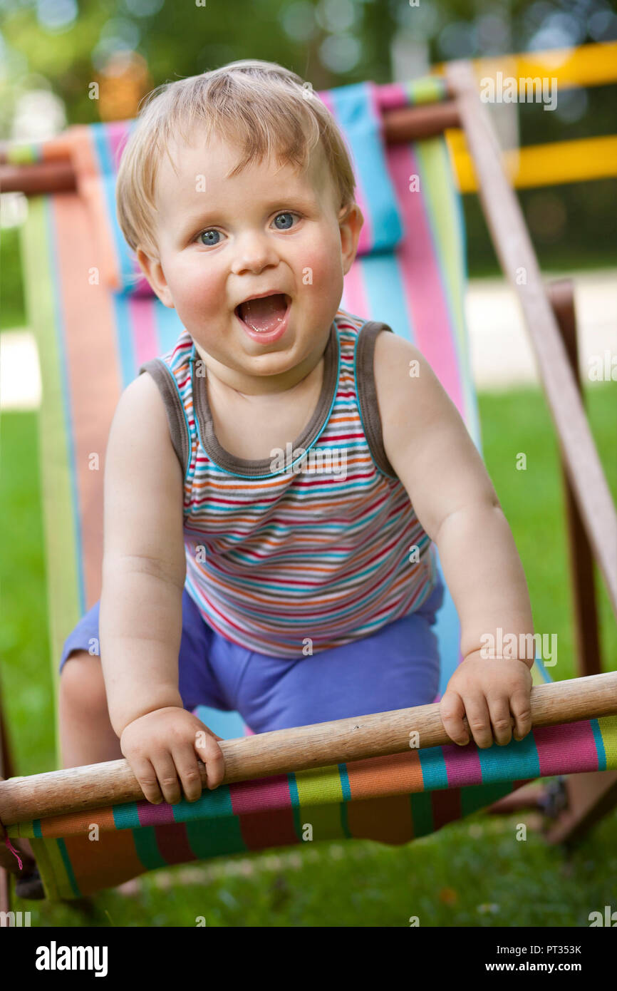 Lachende junge im Freien im Sommer, Bonn, Deutschland, Stockfoto