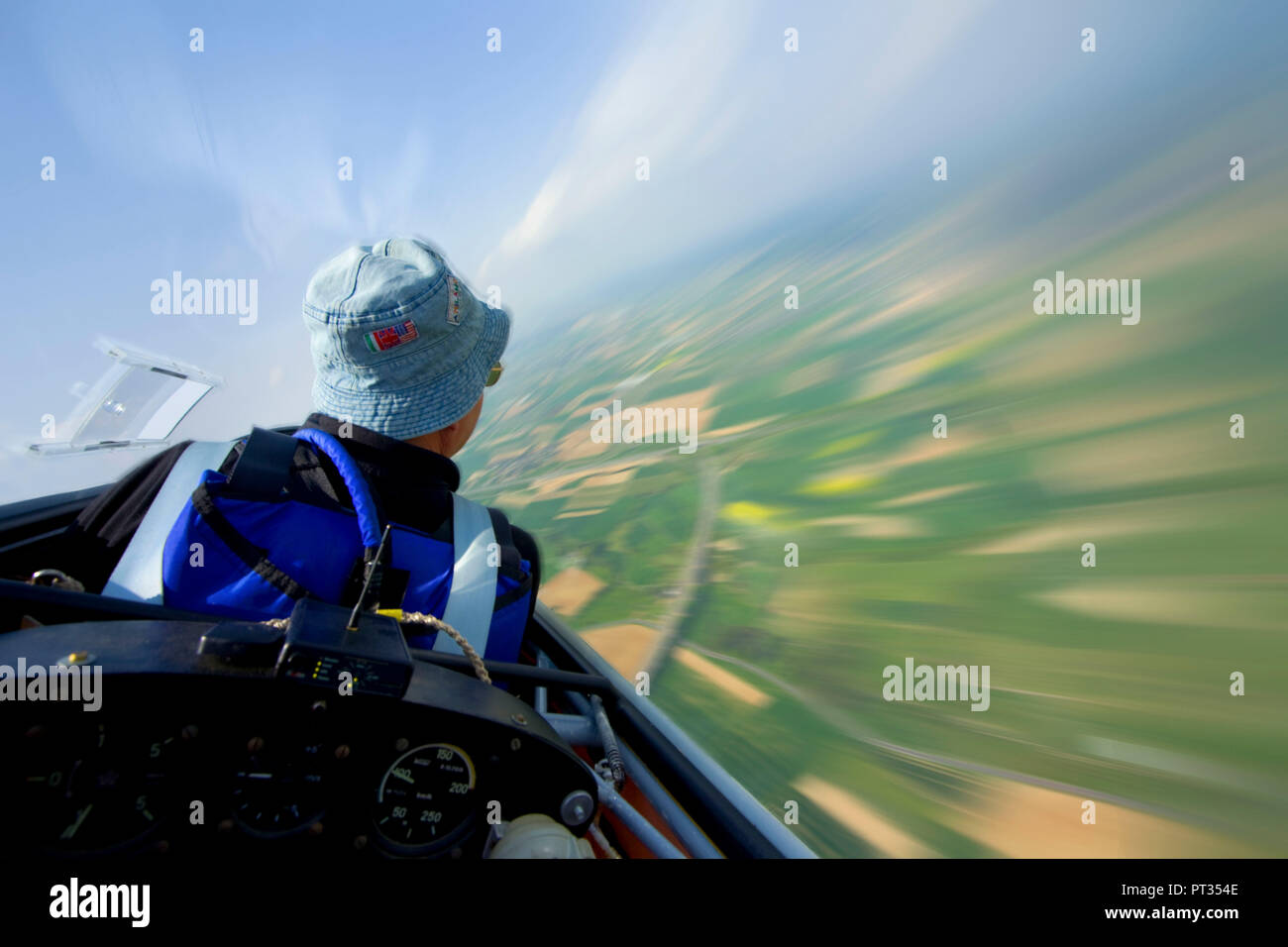 Segelfliegen in den Himmel mit Landschaft unter-, Pilot- und Instrumente im Vordergrund, schlechte Ahrweiler, Eifel, Deutschland hetzen, Stockfoto