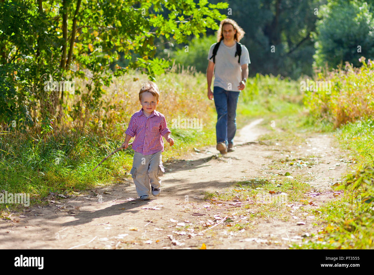 Vater und Sohn wandern, Sommer, Backlit, Siegaue, Deutschland Stockfoto