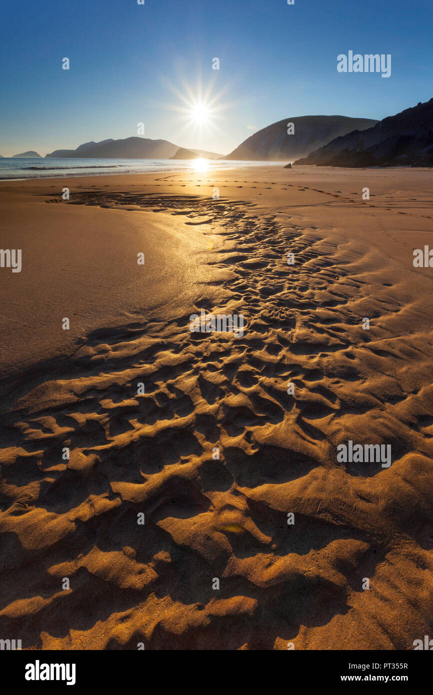 Gezeiten Creek mit Blick auf das Meer und einem Mann heraus suchen, Ort: Coumenoole Strand in Richtung Lure (die meisten westlichen Festland Punkt Europas), County Kerry, Irland, Koordinaten: 52, 109526, -10, 464838 Stockfoto