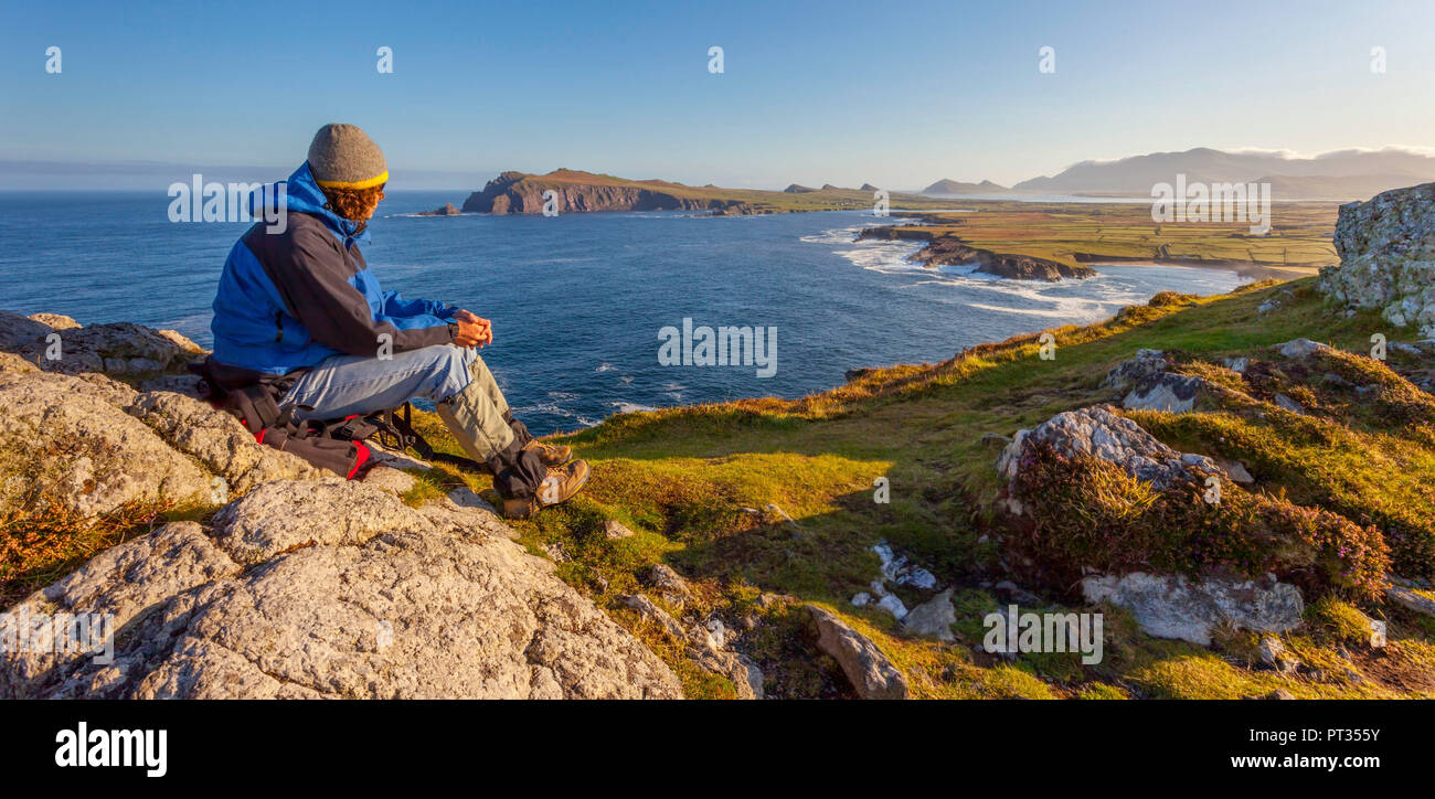 Mann mit Blick auf die Küstenlinie an einem klaren Morgen, Lage: Halbinsel Dingle in Co Kerry, Irland, in der Nähe von Waymont Graigue, 52, 151437, -10, 475927 Stockfoto