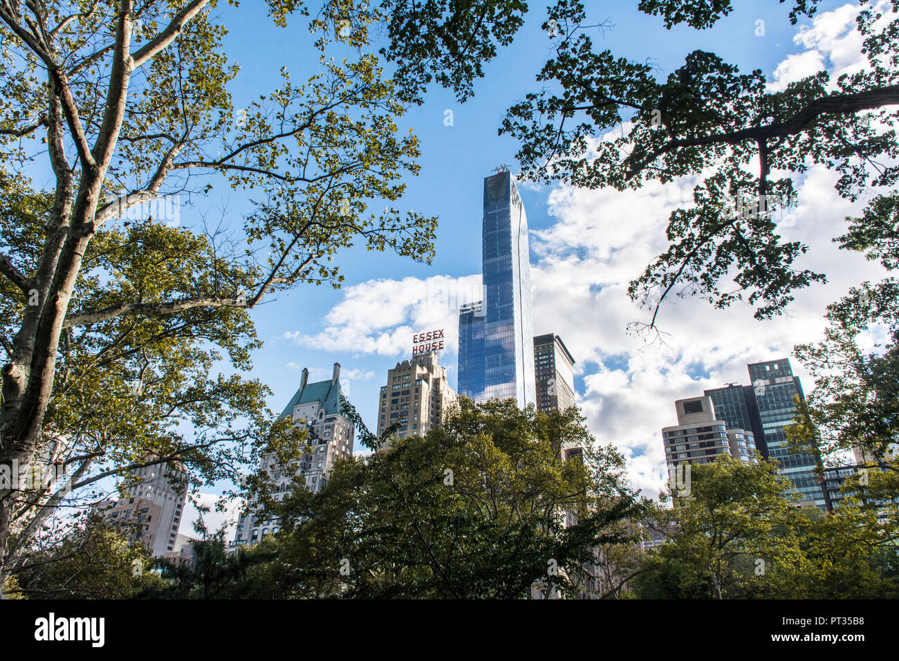 Central Park im Herbst mit Wolkenkratzern von New York in den USA Stockfoto