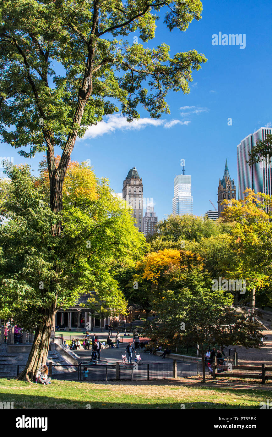 Central Park im Herbst mit Wolkenkratzern von New York in den USA Stockfoto