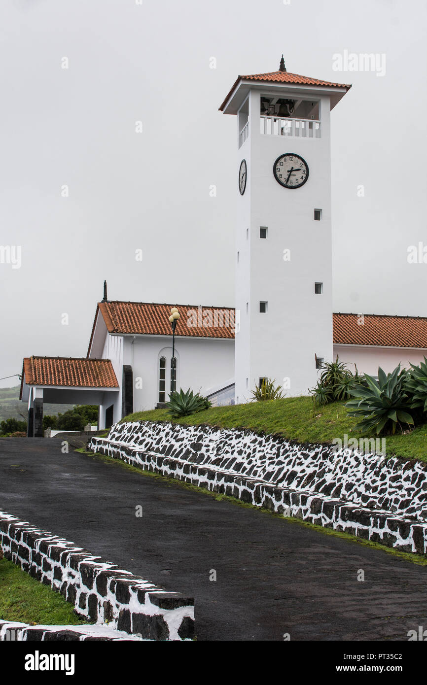 Dorfkirche von Praia do Norte auf der Insel Faial Stockfoto