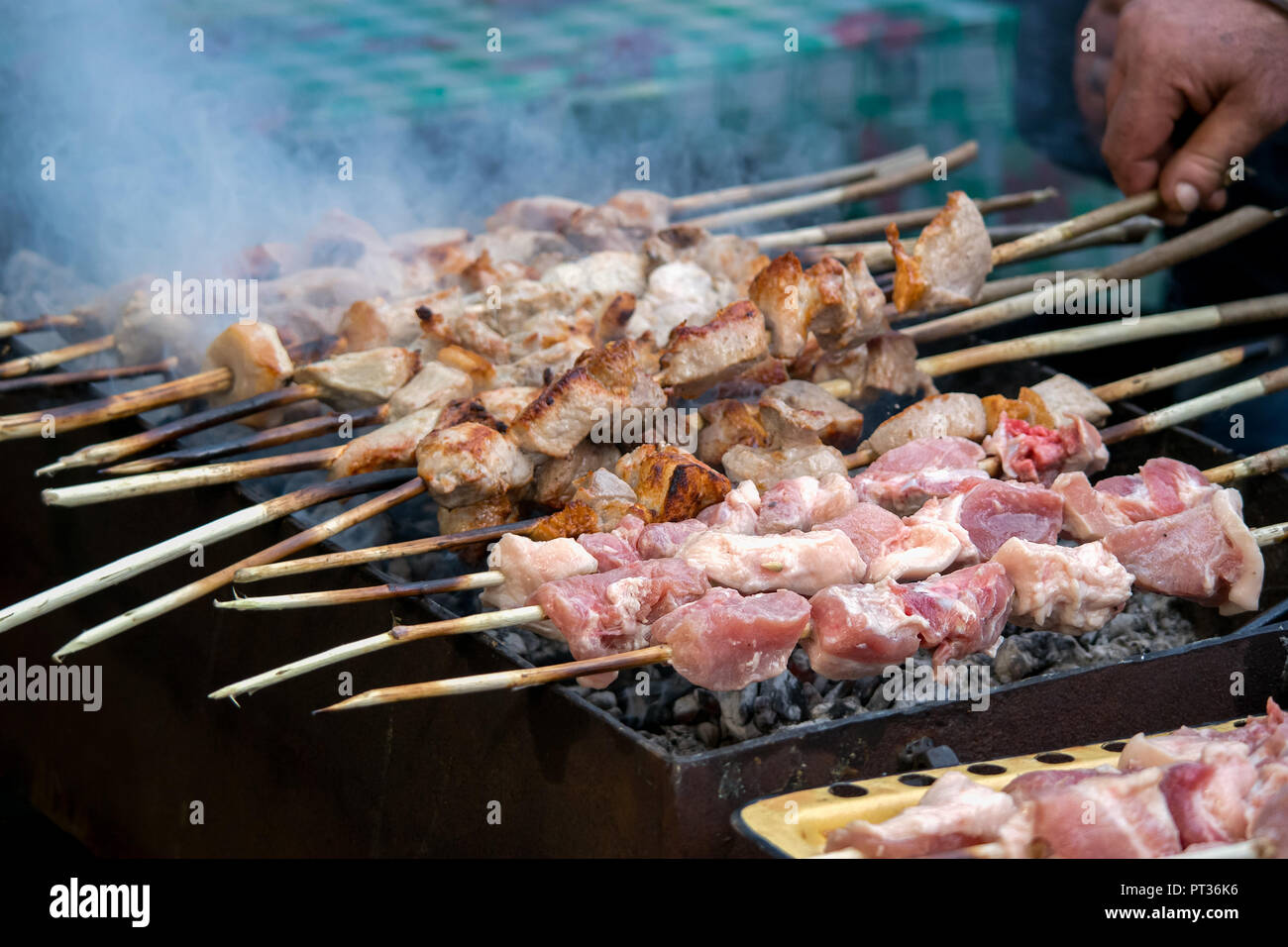 Roh gewürfelt Schweinefleisch aufgespiesst auf sticks Koch in der offenen über Holzkohle Bar biene que Bbq. Stockfoto