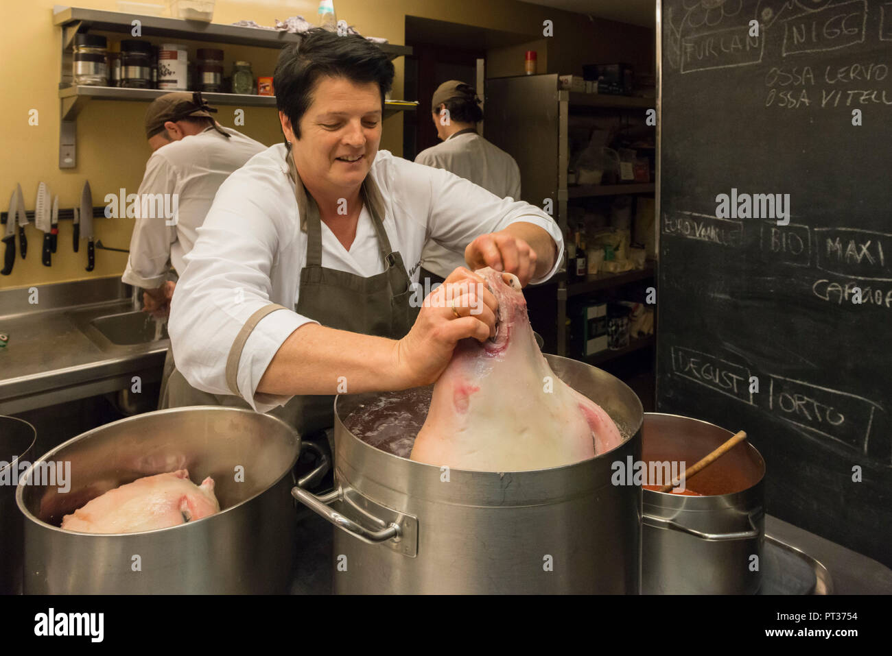 Anna Matscher in der Küche mit Kalbskopf, Gasthaus Zum Löwen, Tisens, Etschtal, Südtirol, Italien Stockfoto