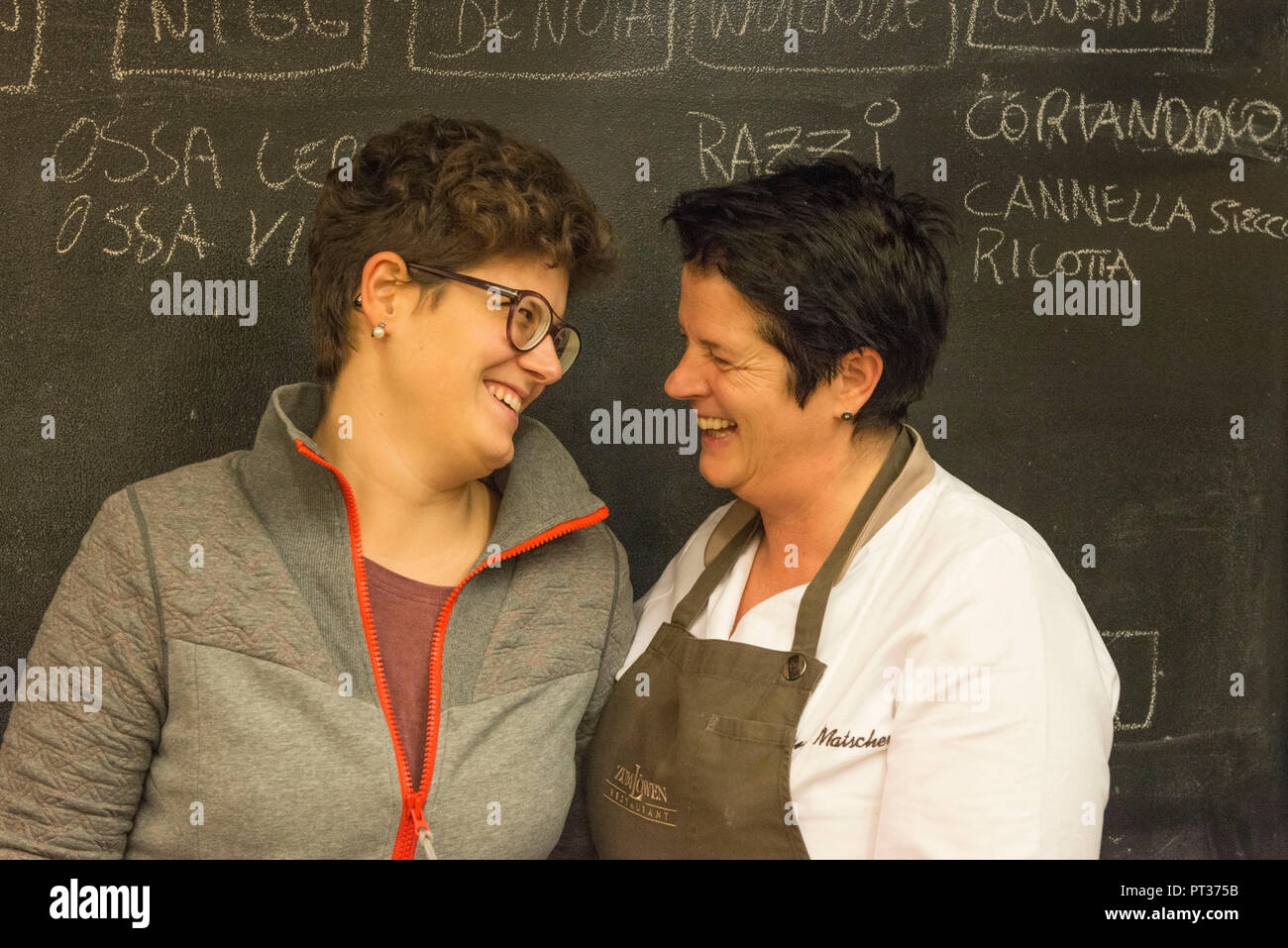 Anna und Elisabeth Matscher vom Gasthaus Zum Löwen, Tisens, Etschtal, Südtirol, Italien Stockfoto