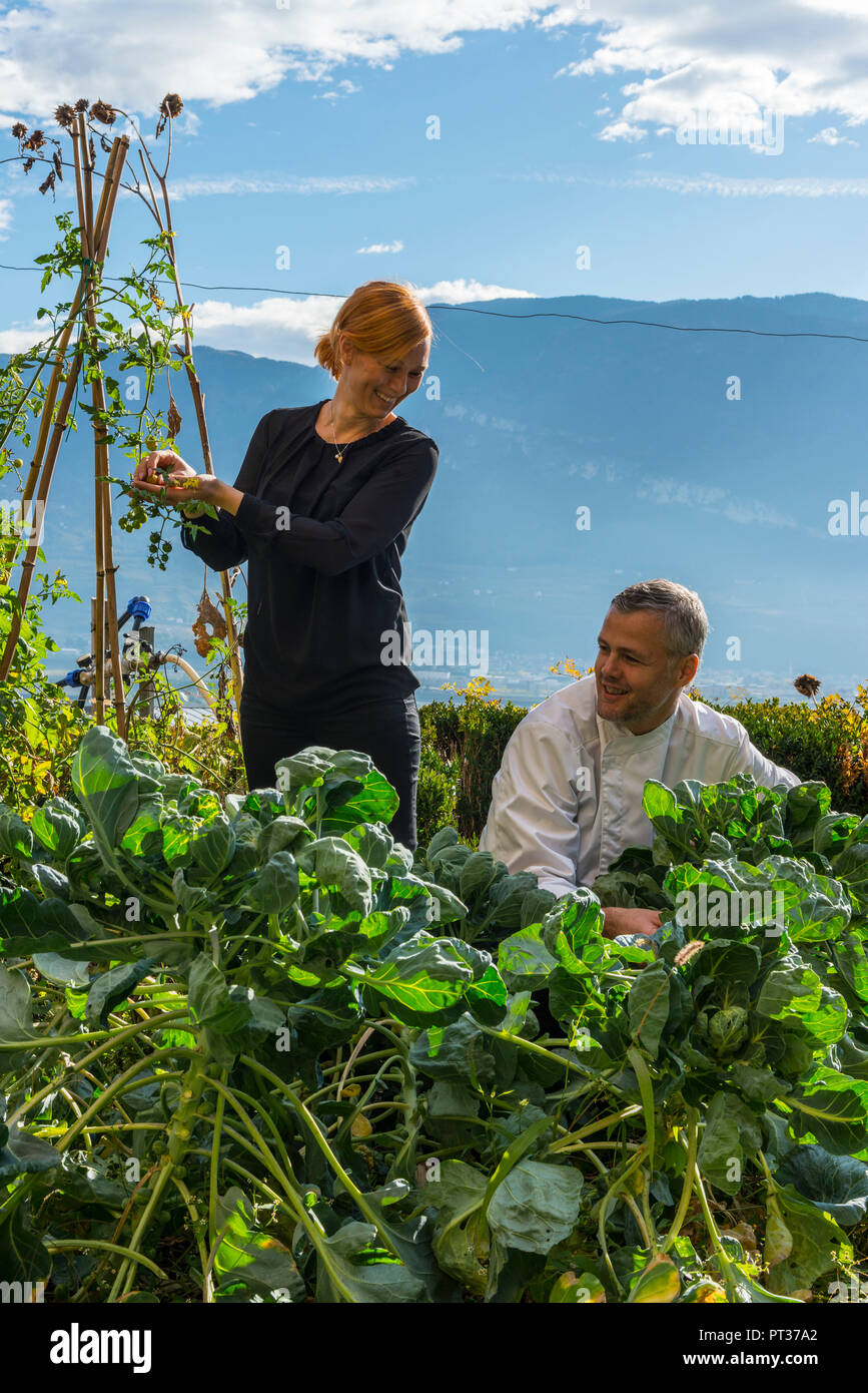 Gastgeber Armin und Sabine Pernstich aus dem Ansitz Romani im Gemüsegarten, Tramin, Südtiroler Weinstraße, Überetsch, Südtirol, Italien Stockfoto