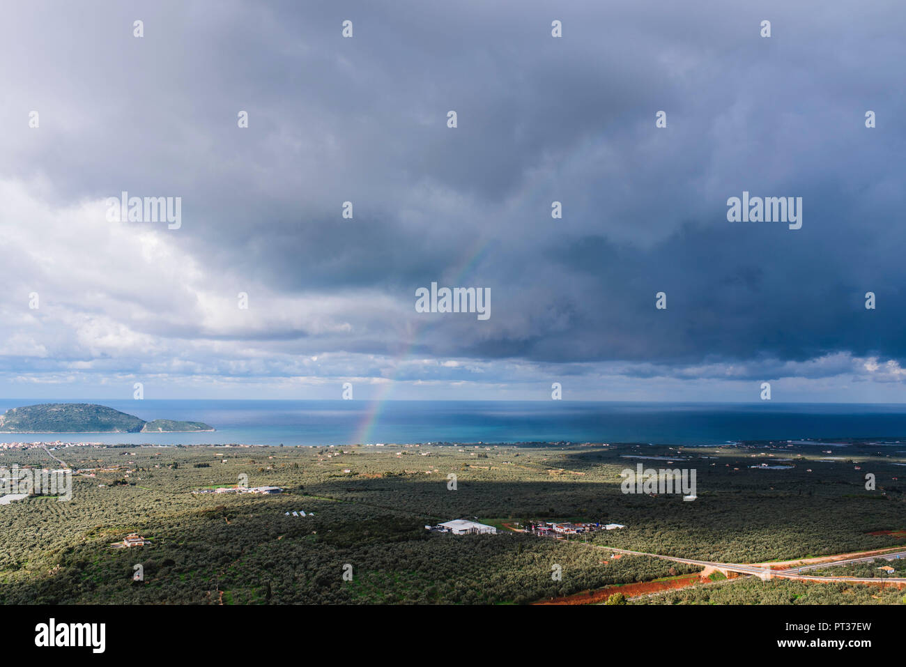Blick auf die Insel Proti an Marathopouli in Messenien, Griechenland, mit Wolken und Regenbogen Stockfoto