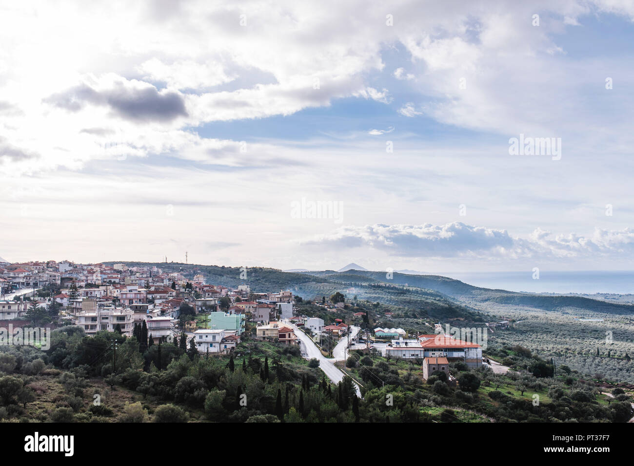 Blick auf die Stadt San in Messenien, Griechenland, mit Wolken und Sonne Stockfoto