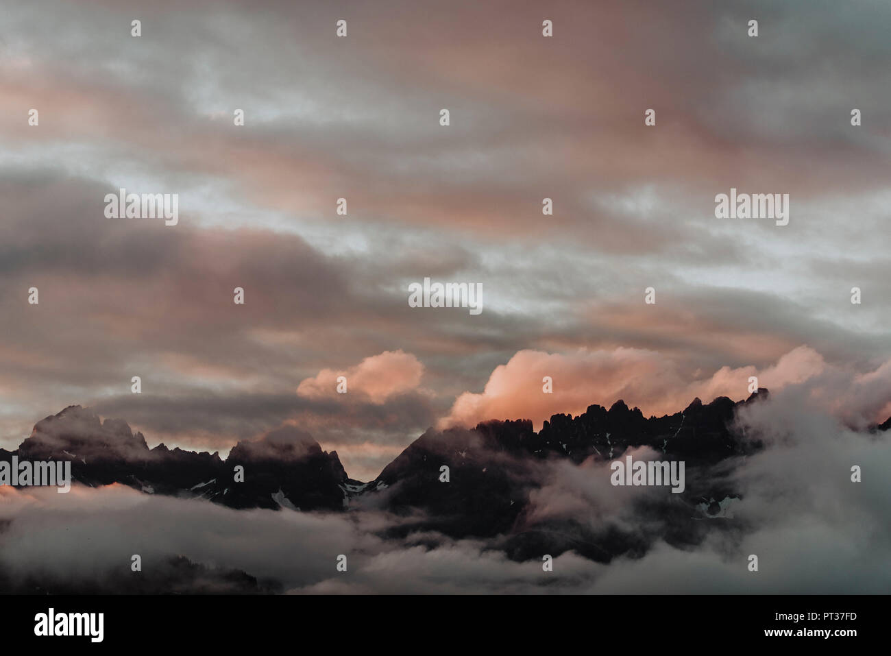Kitzbüheler Alpen in der Abendsonne mit vielen Wolken Stockfoto